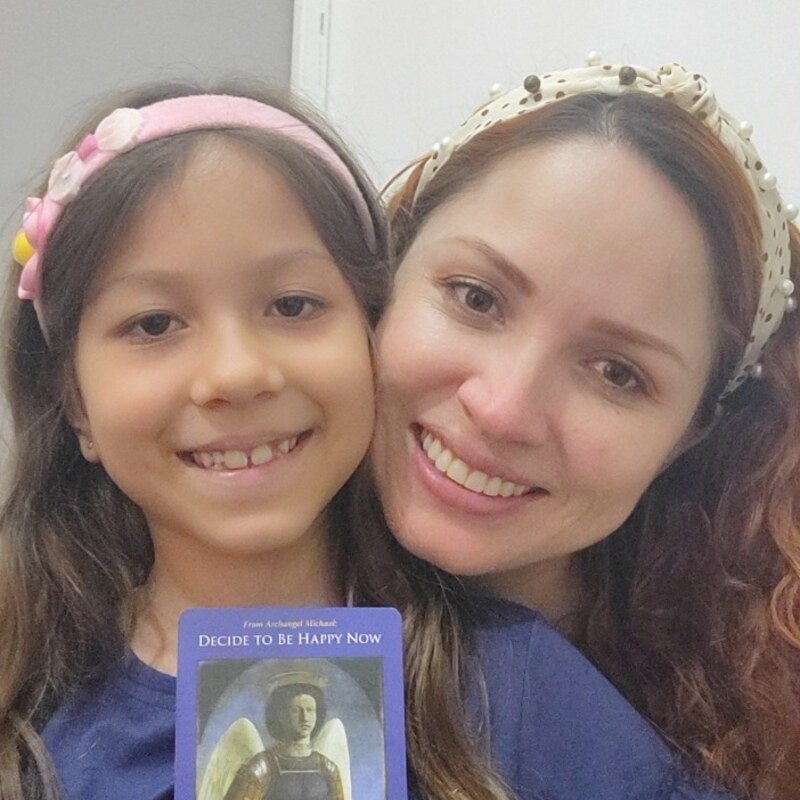 Jennifer junto a su hija — el amor que sostiene mi propósito